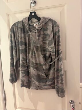 Sundry Green and Gray Camo Zip-Up Hoodie Sweater